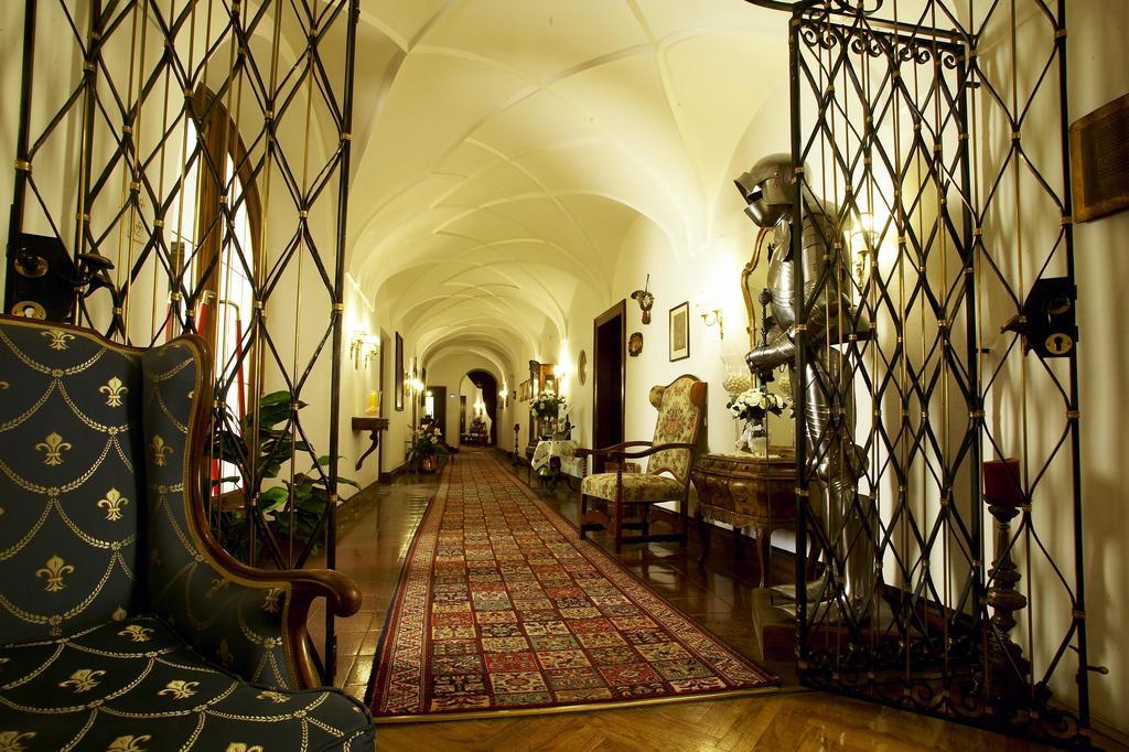 Schlosshotel Post Edelfreisitz Sprengenstein Имст Екстериор снимка