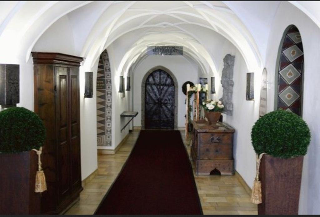 Schlosshotel Post Edelfreisitz Sprengenstein Имст Екстериор снимка