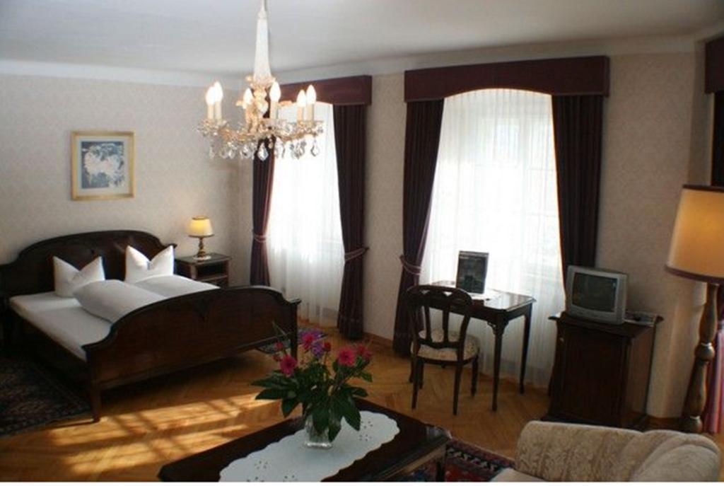 Schlosshotel Post Edelfreisitz Sprengenstein Имст Екстериор снимка