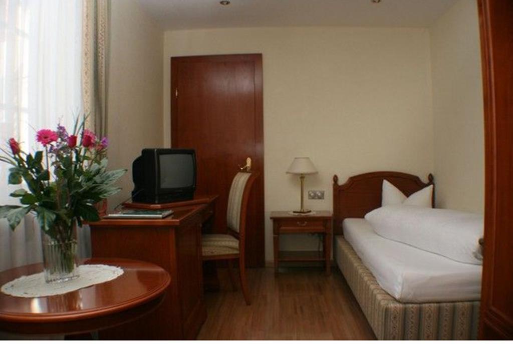Schlosshotel Post Edelfreisitz Sprengenstein Имст Стая снимка