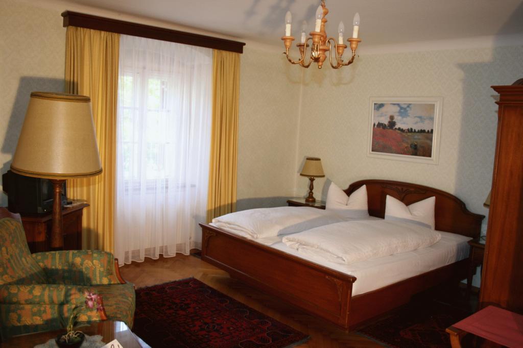 Schlosshotel Post Edelfreisitz Sprengenstein Имст Стая снимка