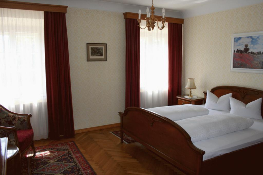 Schlosshotel Post Edelfreisitz Sprengenstein Имст Стая снимка