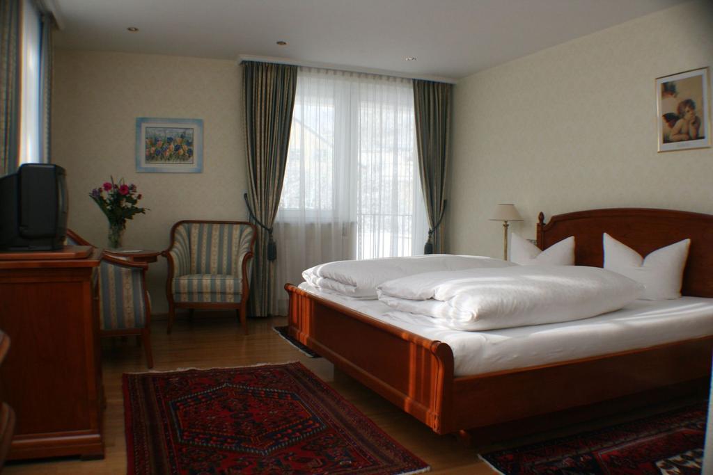 Schlosshotel Post Edelfreisitz Sprengenstein Имст Стая снимка