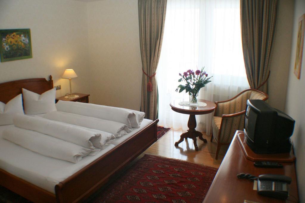 Schlosshotel Post Edelfreisitz Sprengenstein Имст Стая снимка